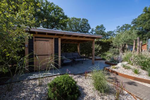 Modern ingericht chalet op groen park op de Veluwe Modern ingericht chalet op groen park op de Veluwe