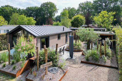 Modern ingericht chalet op groen park op de Veluwe Modern ingericht chalet op groen park op de Veluwe
