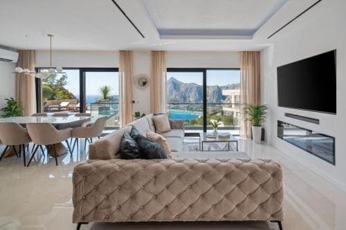 Casa Vita featuring a sea view, billiards, and heated pool in 奧米什