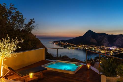 Casa Vita featuring a sea view, billiards, and heated pool in 奧米什