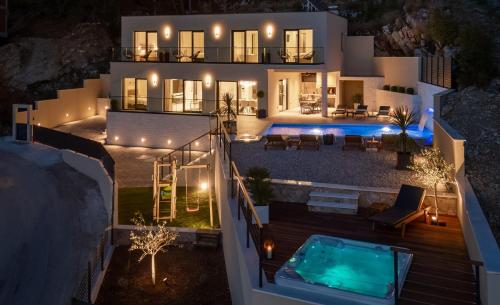 Casa Vita featuring a sea view, billiards, and heated pool in 奧米什