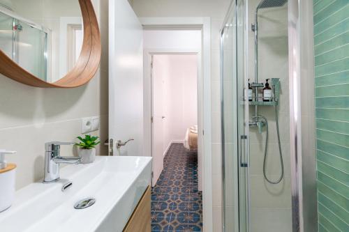 Piso Elegante y Nuevo de 3 habitaciones y 2 baños