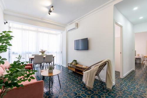 Piso Elegante y Nuevo de 3 habitaciones y 2 baños