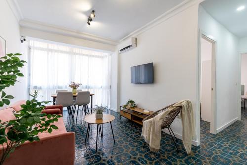 Piso Elegante y Nuevo de 3 habitaciones y 2 baños