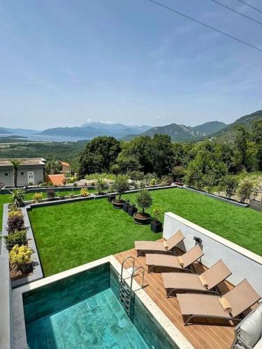 Vila sa Sopstvenim Bazenom 2 in Trojica