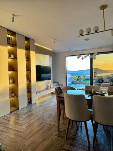 Vila sa Sopstvenim Bazenom 2 in Trojica