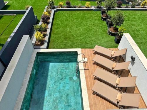 Vila sa Sopstvenim Bazenom 2 in Trojica