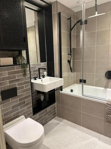 Beehive Suite - City Chic London Apartment - image 10