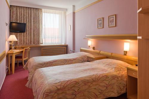 2 twin beds