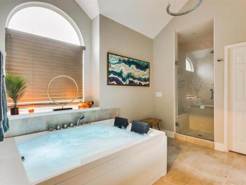 Captivating 6BR 3BA Holiday Home with Pool & Fire Pit in Mesquite (Texas)