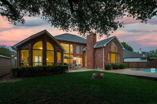 Captivating 6BR 3BA Holiday Home with Pool & Fire Pit in Mesquite (Texas)