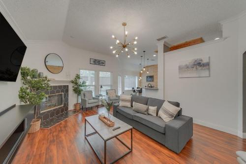 Luxe Retreat-5BR Oasis with sparkling pool & gaming in Mesquite, USA