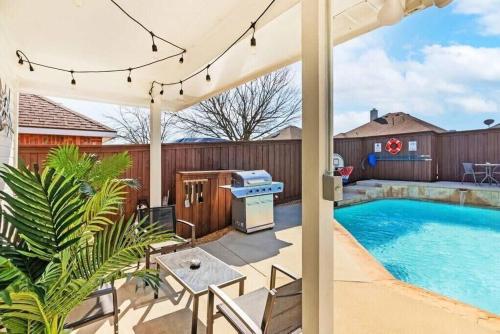 Luxe Retreat-5BR Oasis with sparkling pool & gaming in Mesquite, USA