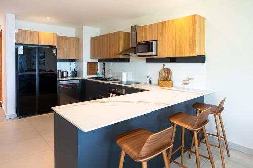 Apartment Beachfront Ocean Terraces Residence, Poste Lafayette-Apt-A4 - Tap to explore photos