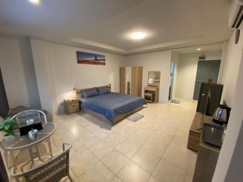 84 Bar  Guest House in Кату