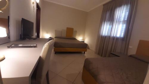 Triple Room with Balcony image 4