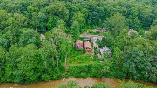 Pet Friendly Creekside Cabin At Darlington in Ligonier, USA