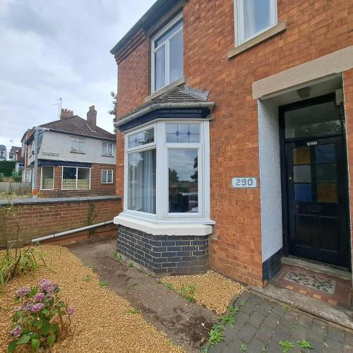 ทัศนียภาพภายนอกโรงแรม, Huge 4 bed in the heart of Kettering in เก็ทเทอร์ริ้ง