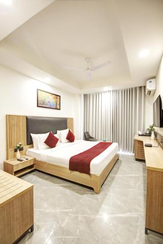 King Room with Garden View image 10