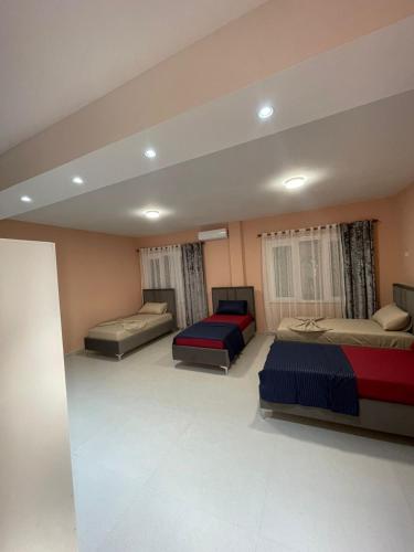 1 double bed, 4 twin beds