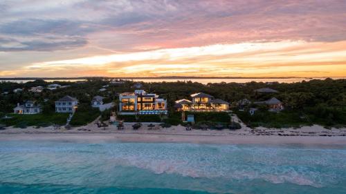 Luxurious Ocean Front Mansion in The Bahamas – khách sạn tại Thị Trấn Dunmore