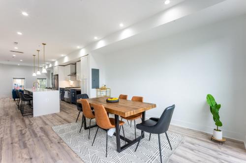 Modern 3BR Condo, Rooftop & Downtown Views in Washington, USA