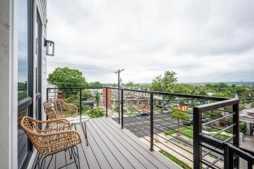Modern 3BR Condo, Rooftop & Downtown Views in Washington, USA