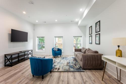 Modern 3BR Condo, Rooftop & Downtown Views in Washington, USA