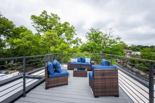 Modern 3BR Condo, Rooftop & Downtown Views in Washington, USA
