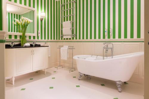 Superior Double Room image 7