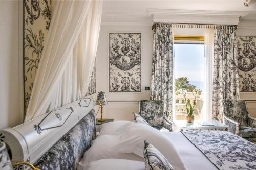 Double Exclusive room with garden and partial sea view image 2