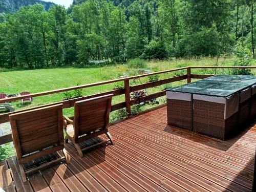 Chalet 8 personnes + grand terrain et riviere in Entremont