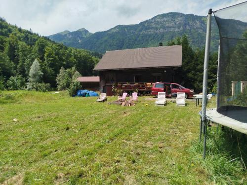 Chalet 8 personnes + grand terrain et riviere in Entremont