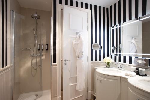 Double Exclusive room with garden and partial sea view image 7