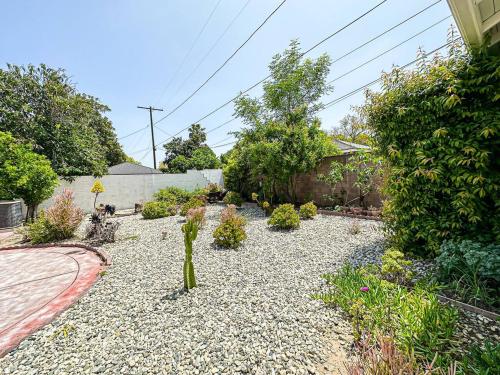 Cozy Studio with Shared Backyard in LA - HAL2-CAL in Calabasas, USA