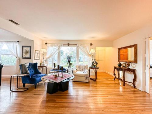 Serene 3BR Villa with Detached Guesthouse-Hal-W-UC in Los Angeles, USA