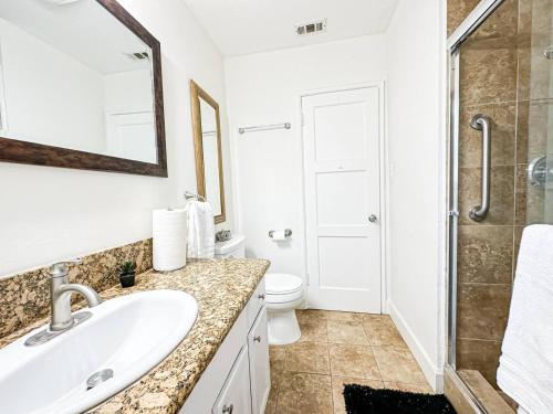 Serene 3BR Villa with Detached Guesthouse-Hal-W-UC in Los Angeles, USA