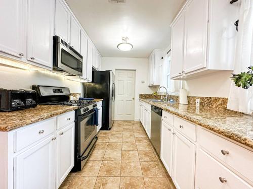 Serene 3BR Villa with Detached Guesthouse-Hal-W-UC in Los Angeles, USA