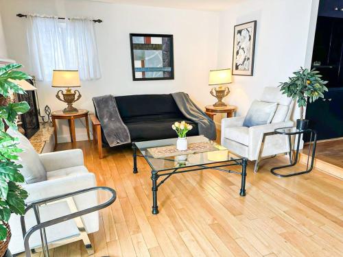 Serene 3BR Villa with Detached Guesthouse-Hal-W-UC in Los Angeles, USA