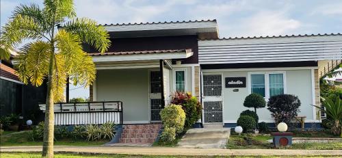 2 bedrooms, 5 beds