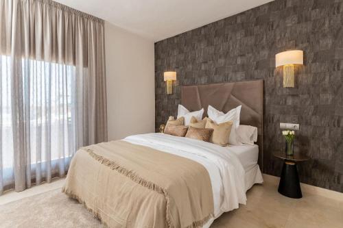 Seaview 2BR Penthouse with Terrace & Pool Access