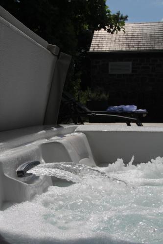 อ่างแช่น้ำร้อน, B&B Les Épis (B&B Les Epis) in มาร์เช่-เอน-ฟาเมนเน่