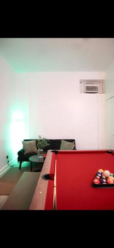 2 bed POOL TABLE PING Pong near NYC in Paterson, USA