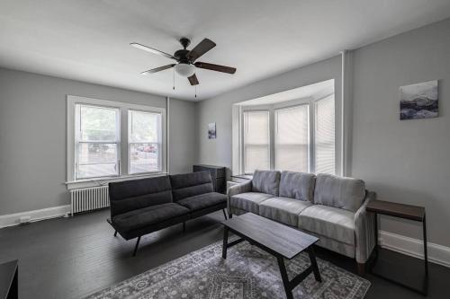 Perfectly Located 2BR Apartment in DC with Private Parking in Washington, USA