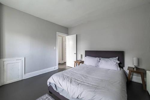 Perfectly Located 2BR Apartment in DC with Private Parking in Washington, USA