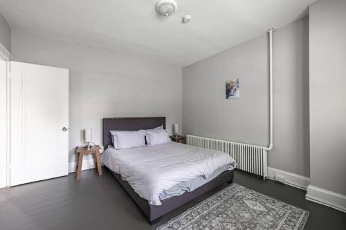 Perfectly Located 2BR Apartment in DC with Private Parking in Washington, USA