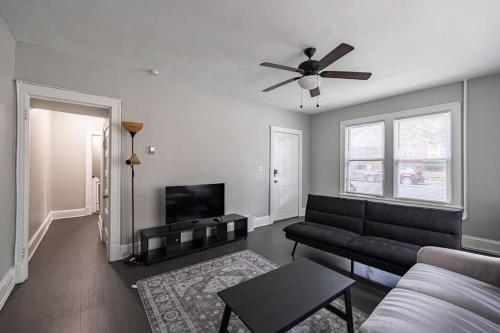 Perfectly Located 2BR Apartment in DC with Private Parking in Washington, USA