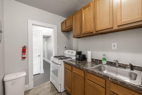 Perfectly Located 2BR Apartment in DC with Private Parking in Washington, USA