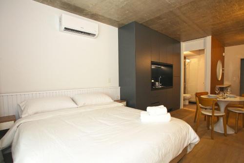 Studio Apartment with Balcony image 10