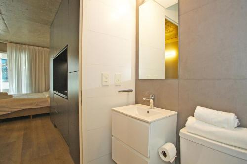 Studio Apartment with Balcony image 7